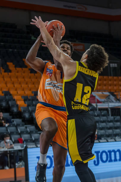 塞尔：巴萨收到科莫、狼队等俱乐部对卡萨多的3000万欧报价