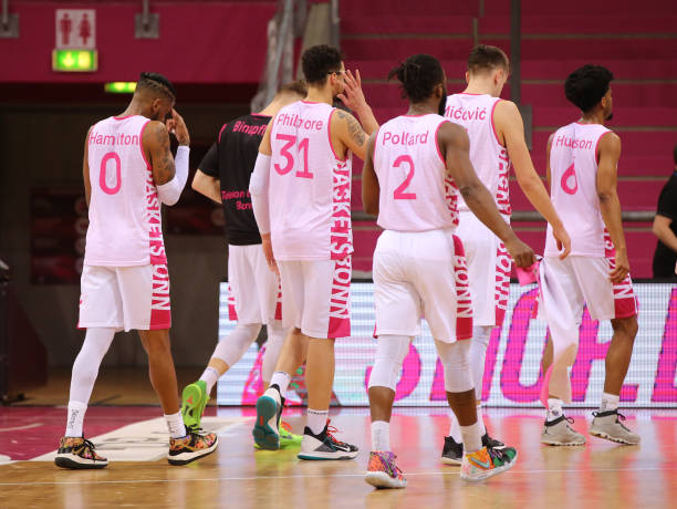 泰伦-卢回忆欧文交易往事：詹姆斯得知后沉默10分钟 他当时几乎崩溃